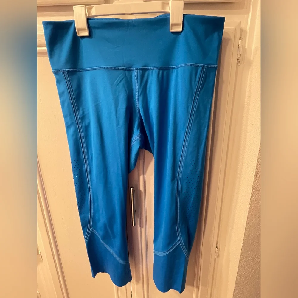 Under Armour Women's Vibrant Blue Capri Exercise Pants ~ Size XL - Picture 6 of 9